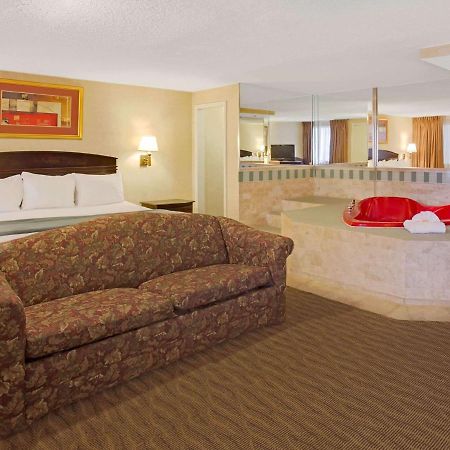 Days Inn By Wyndham Silver Spring Exterior photo