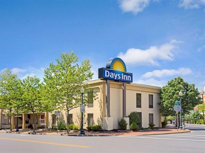 Days Inn By Wyndham Silver Spring Exterior photo