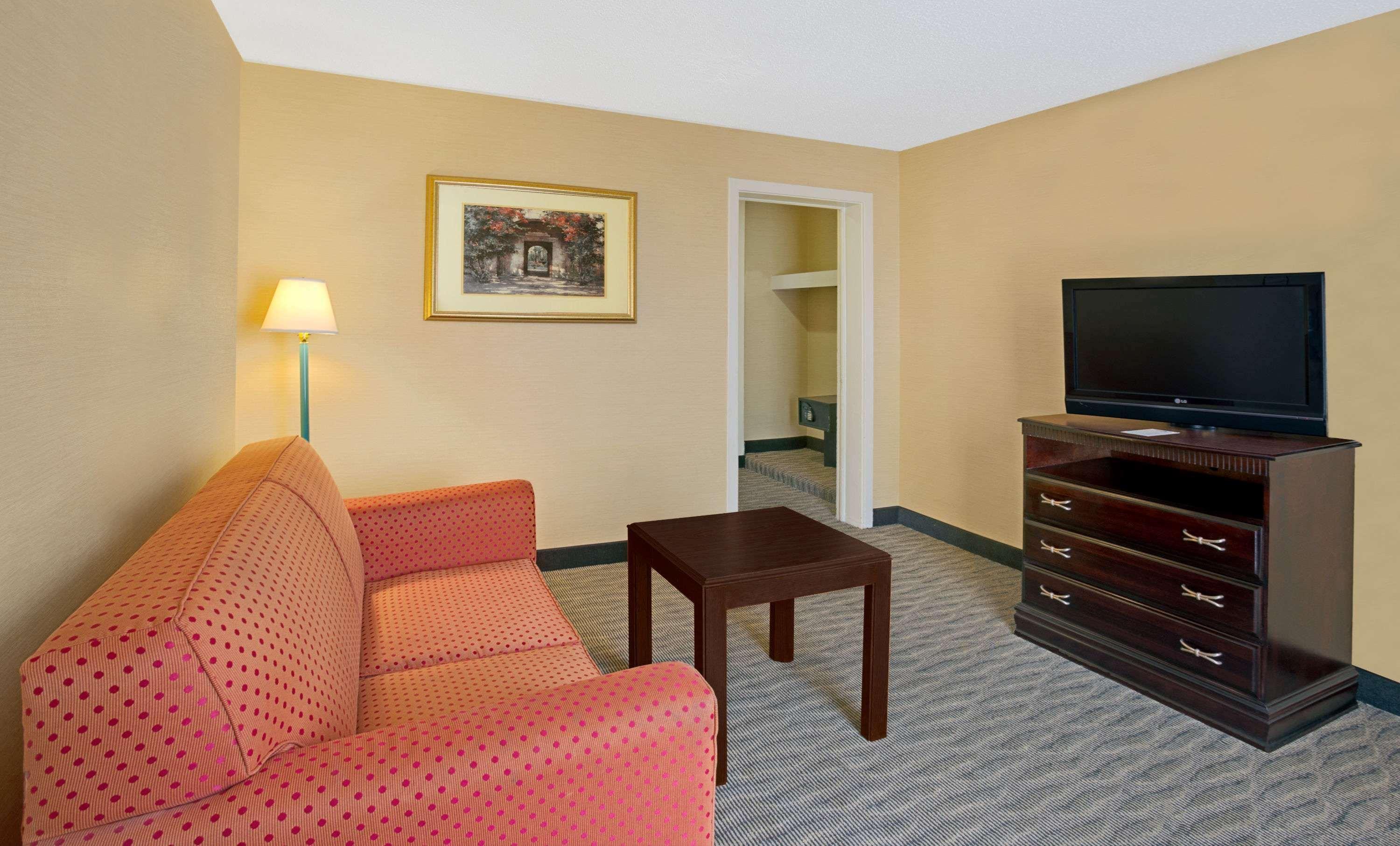 Days Inn By Wyndham Silver Spring Exterior photo