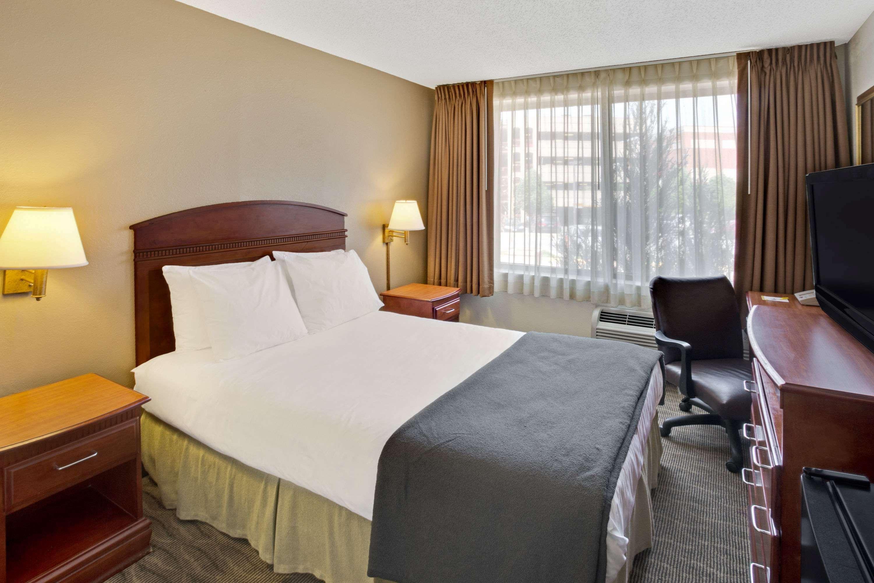 Days Inn By Wyndham Silver Spring Exterior photo