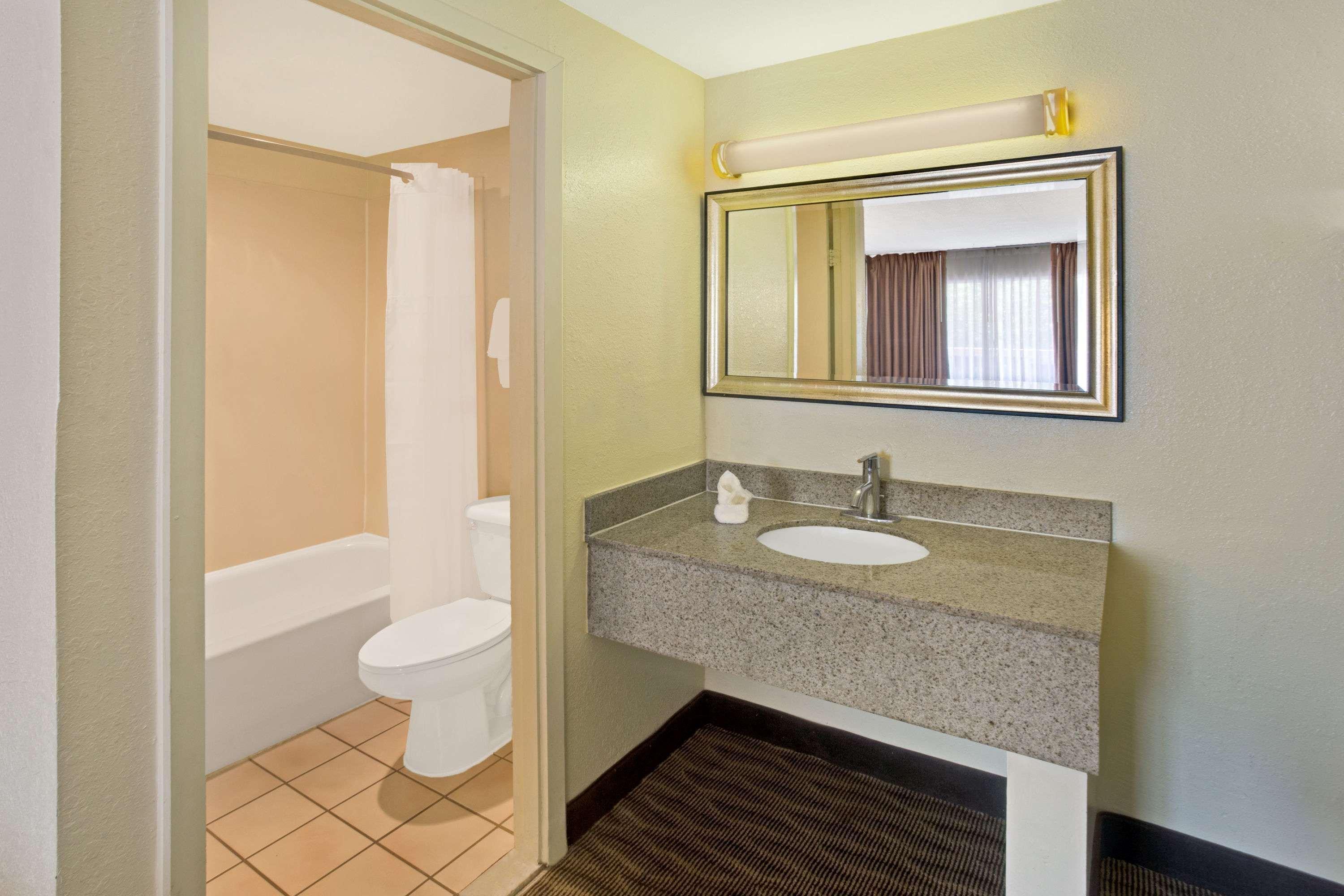 Days Inn By Wyndham Silver Spring Exterior photo