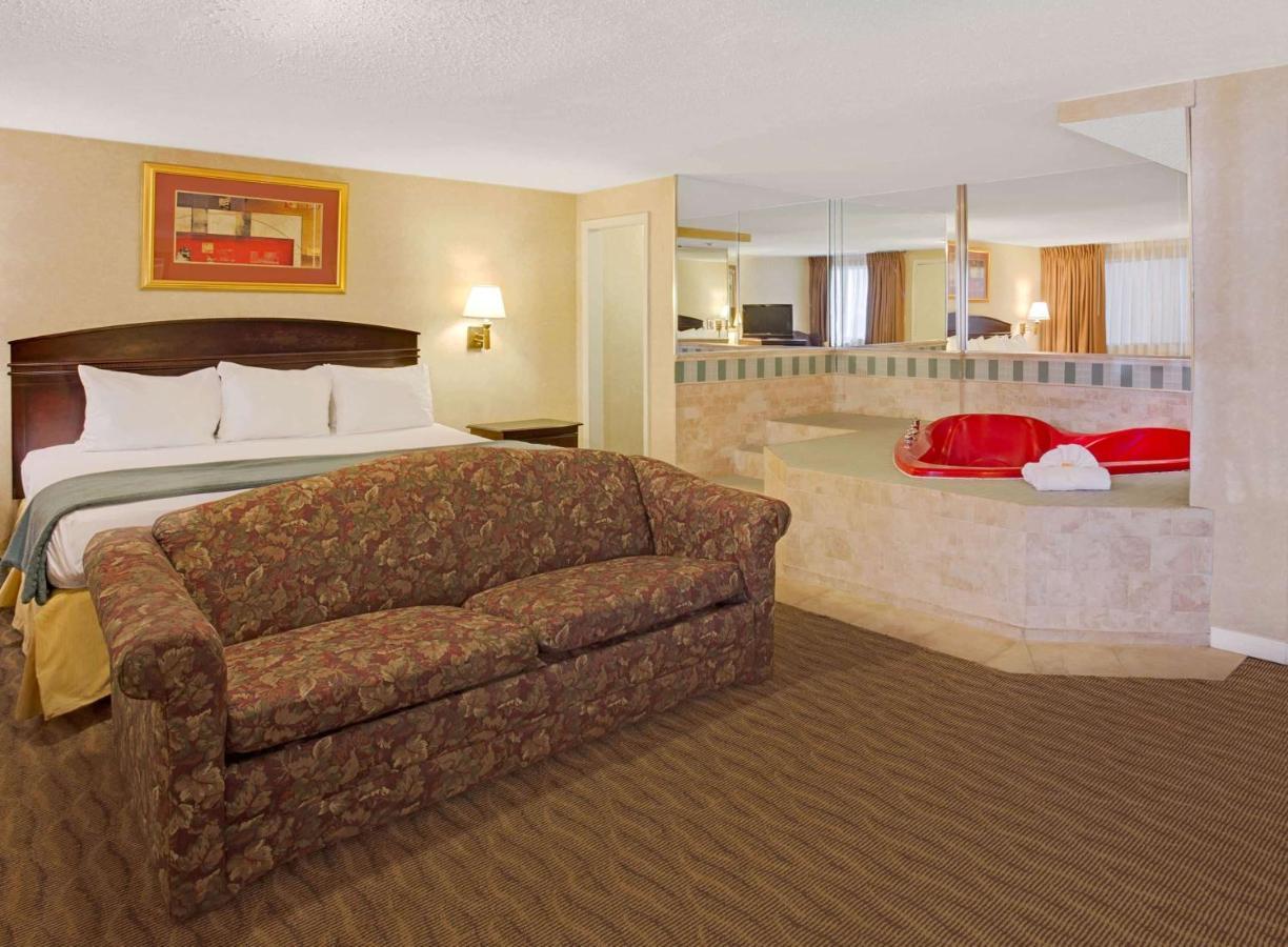 Days Inn By Wyndham Silver Spring Exterior photo