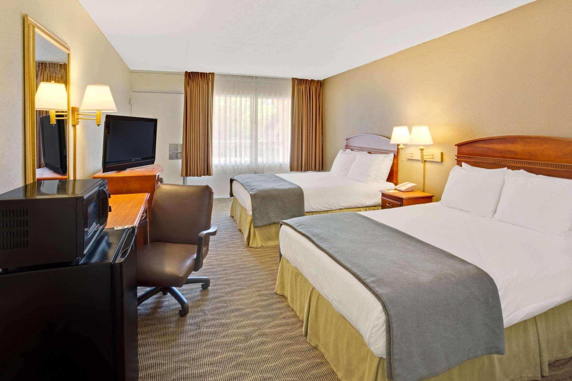Days Inn By Wyndham Silver Spring Exterior photo